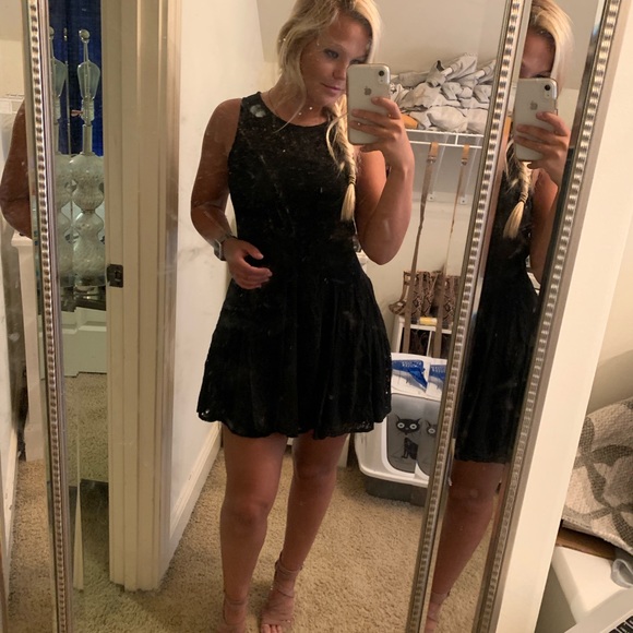 Black hidden lace dress - Picture 2 of 5